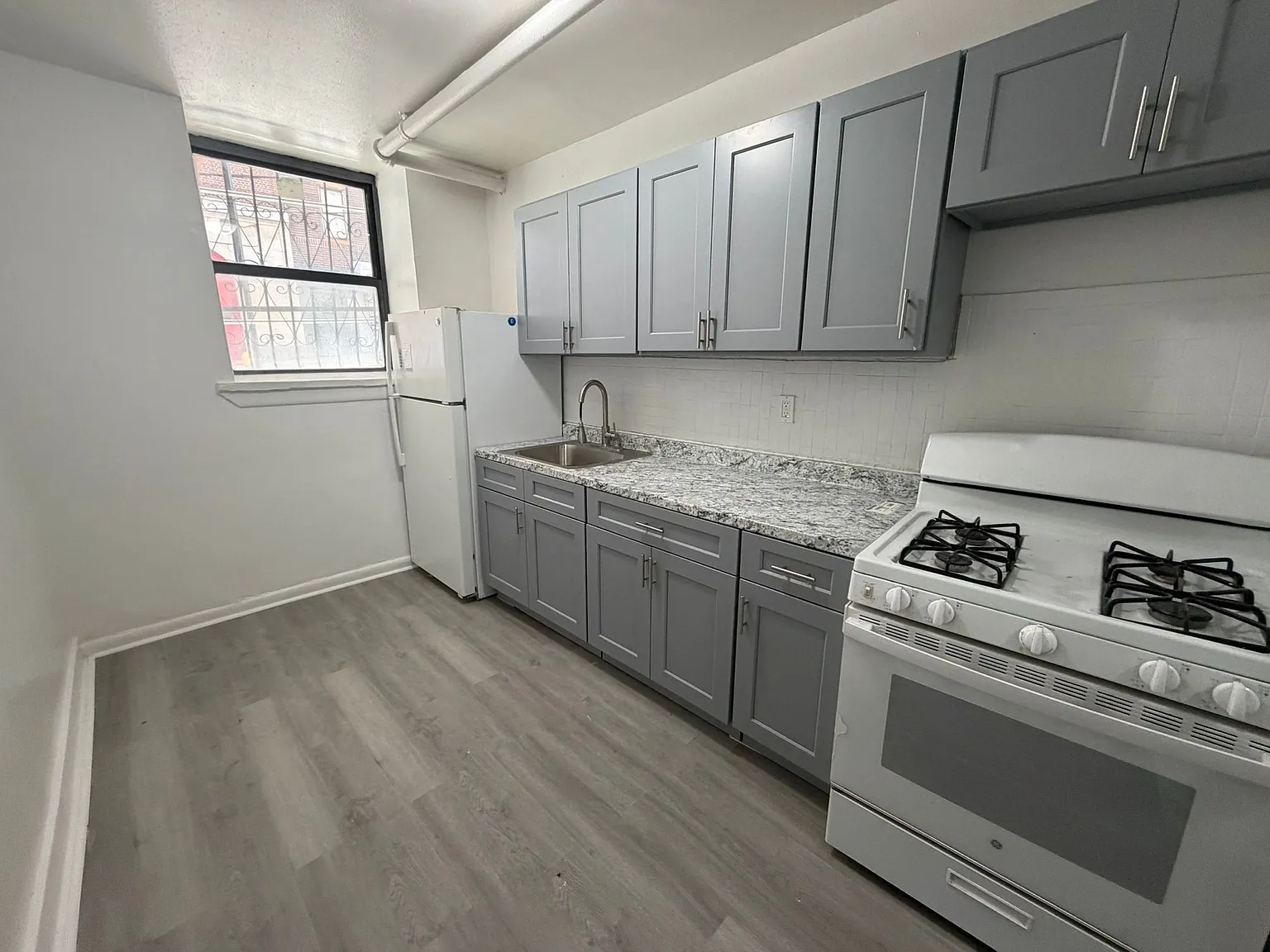 2 bed, 800 sqft, $3,058 — Photo 2