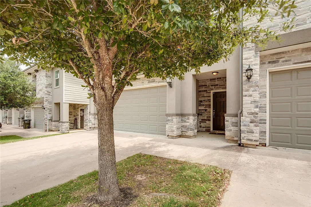4 bed, 4.5 bath, 2099 sqft, $2,800 — Photo 3