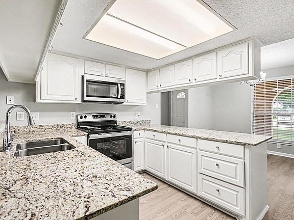 5th image of 2327 N Spring Dr