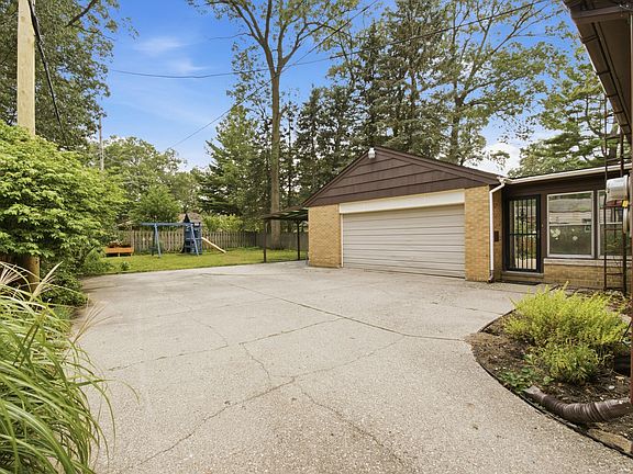 3rd image of 1631 Glen Ave