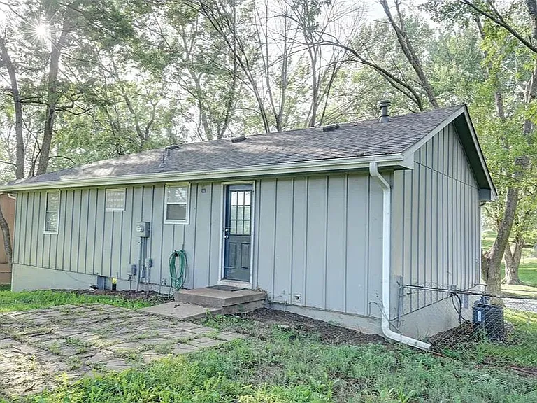 408 NE Lakeview Dr — Photo 6