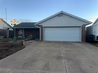 1132 NW 6th Pl, Moore, OK 73170