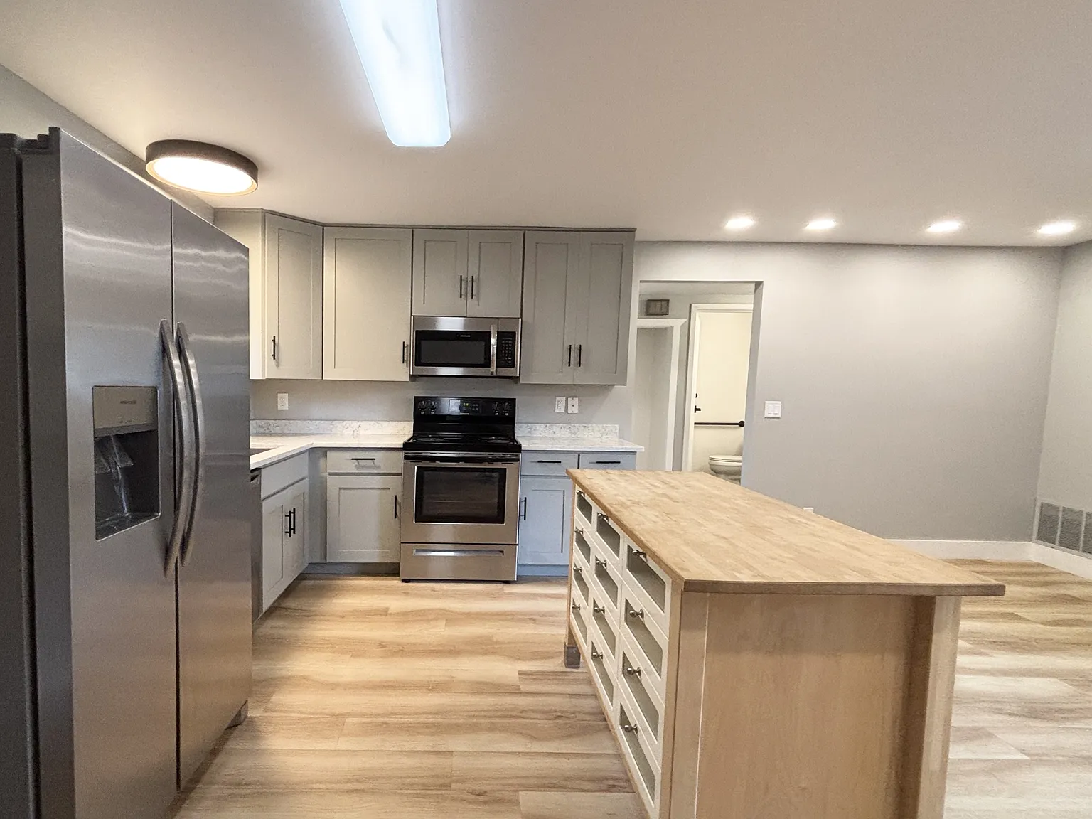 1583 E Stratford Ave — Photo 2