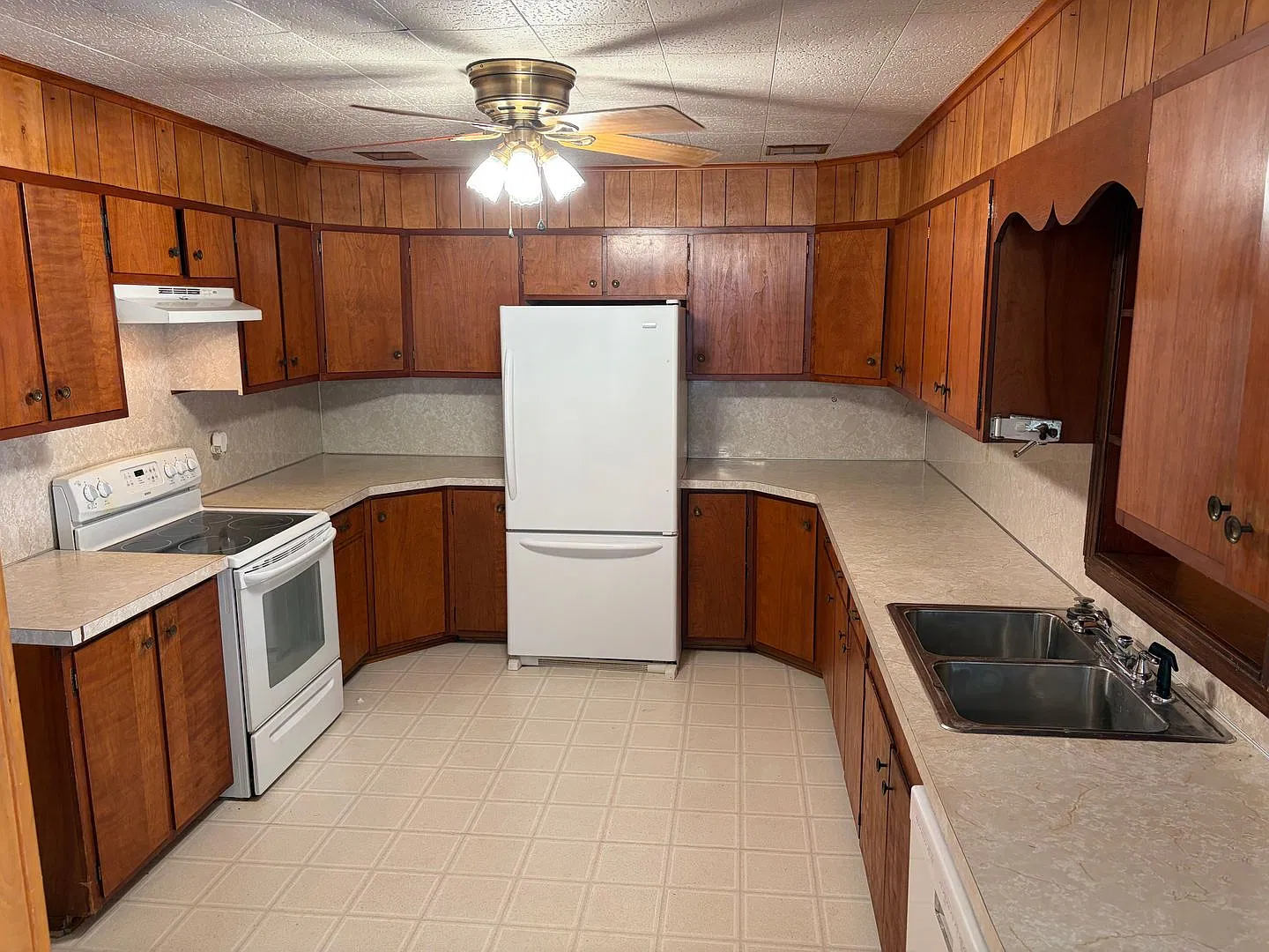 Charming 3 Bedroom Home — Photo 2