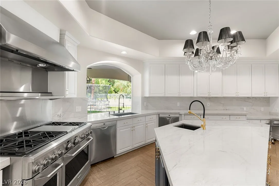 5 bed, 5.5 bath, 5783 sqft, $13,000 — Photo 1