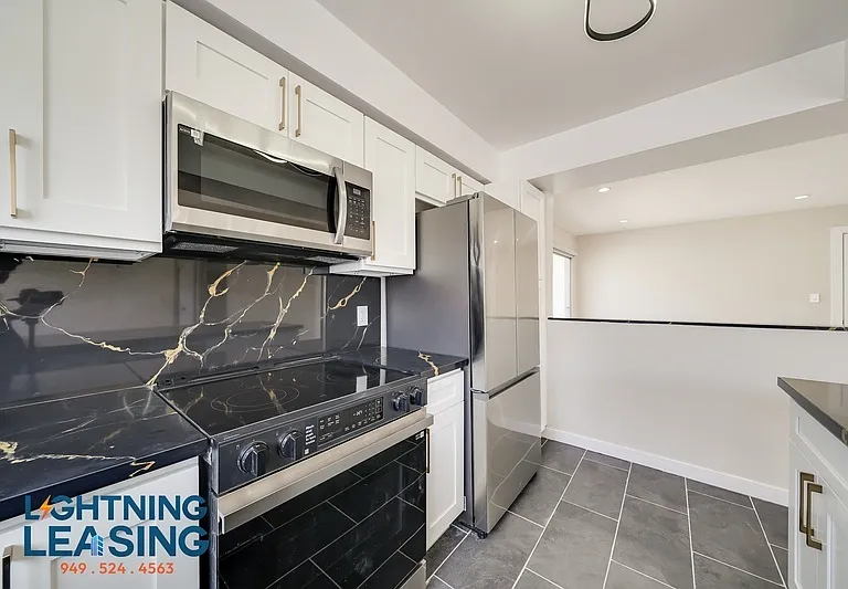 1035 N Hayworth Ave #100 — Photo 22
