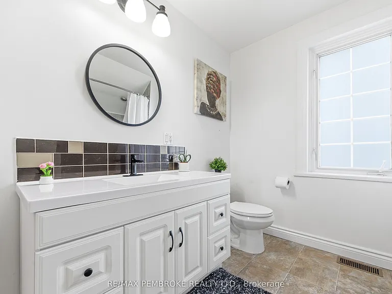566 Perth St — Photo 34