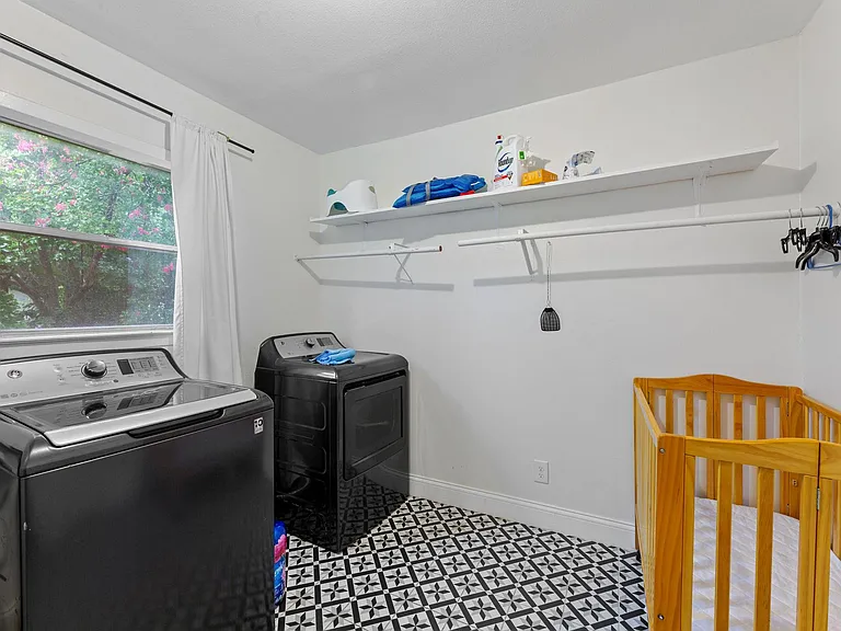 201 Fairlane Dr — Photo 18