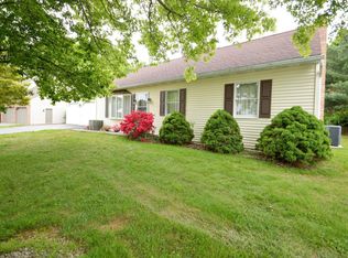 911 Gemstone Dr, Lancaster, PA 17601