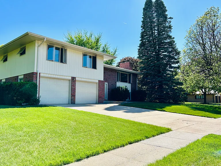 8001 Sandalwood Dr — Photo 2
