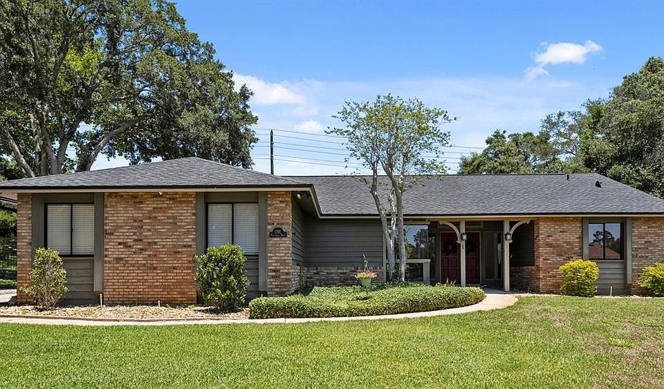 1st image of 1 PINE GLEN DRIVE