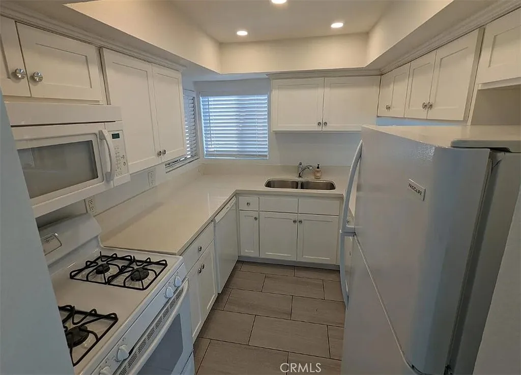 2 bed, 1026 sqft, $3,000 — Photo 3