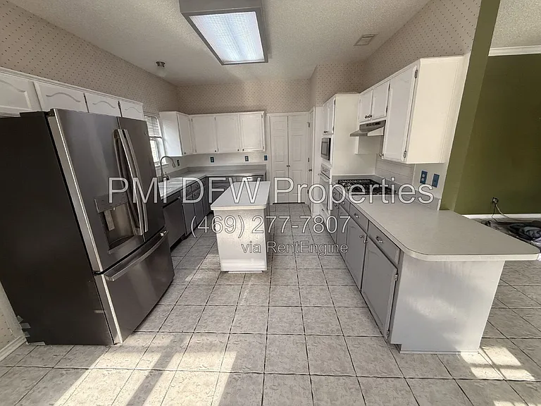 2332 Boardwalk Dr — Photo 2