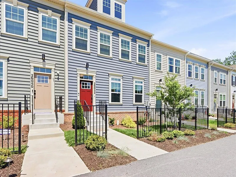 3 bed, 2148 sqft, $3,900 — Photo 2
