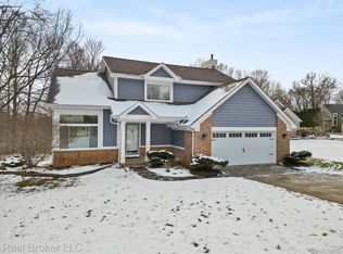 680 Crescent Ct, Ortonville, MI