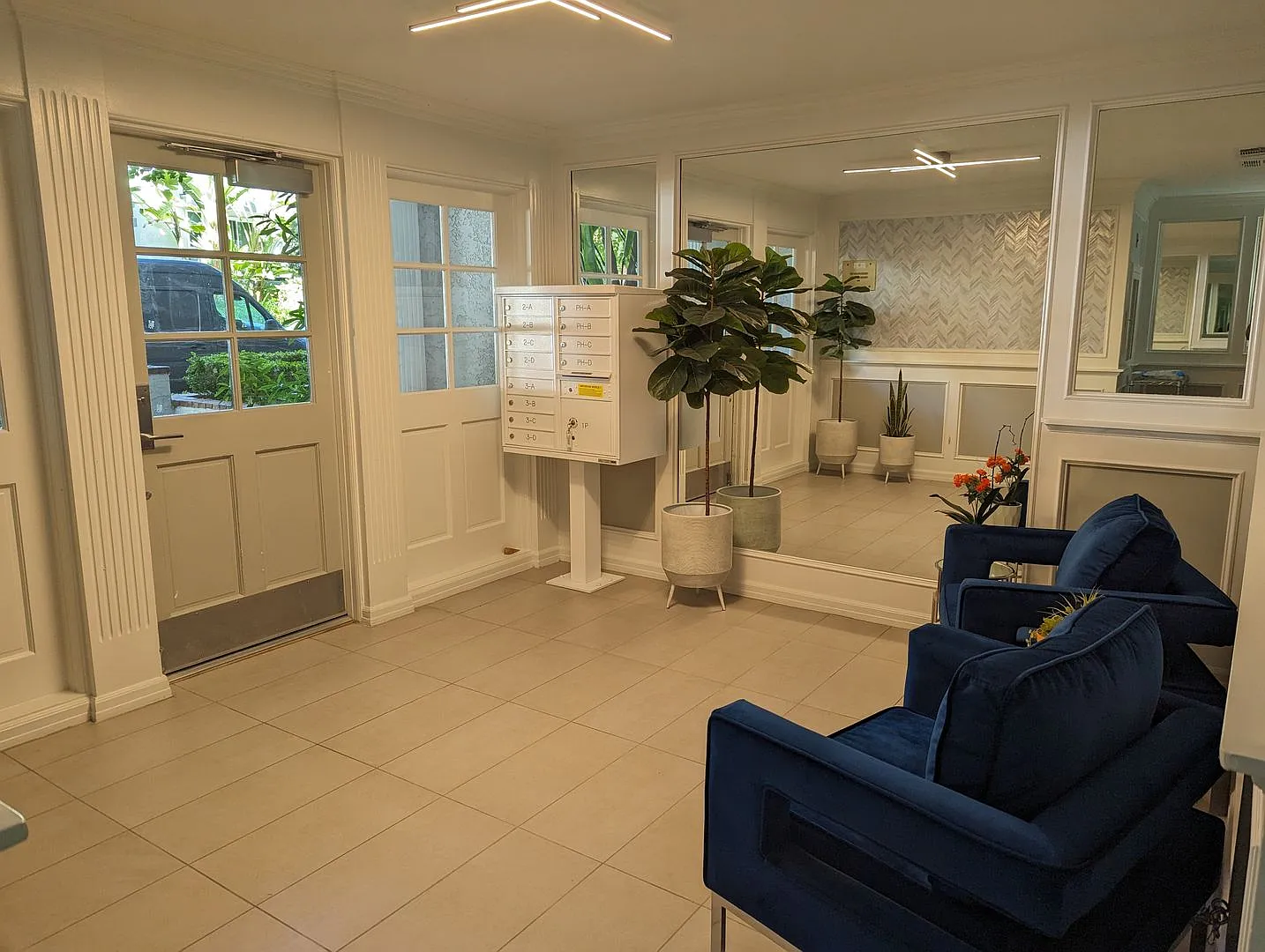 Beautiful Corner 3rd Floor 2 bedroom Condo unit close to Cedar-Sinai Medical Center & Beverly Center — Photo 3