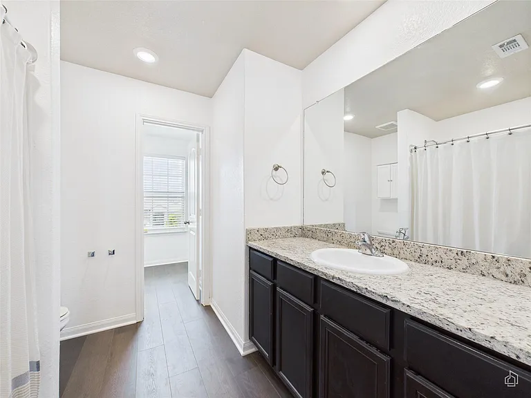 1687 Twin Estates Dr — Photo 10