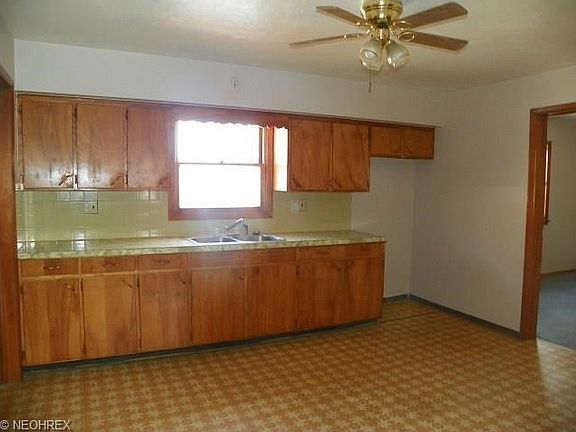 Nice roomy kitchen  lots of cabintry