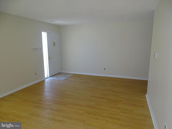 3rd image of 4902 Oxford Ct