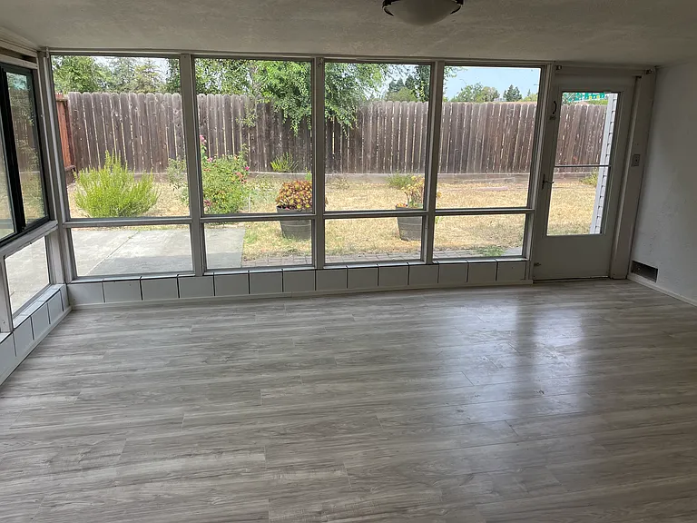 1301 Brookview Dr — Photo 17