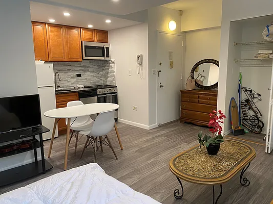 Rented by Manhattan Management Group | media 35