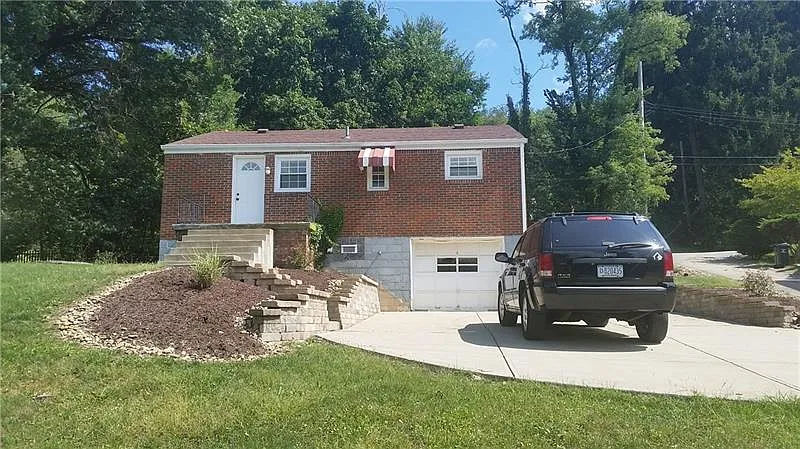 1656 Hill St photo 1