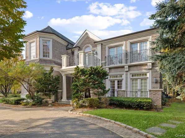 24 Beechwood Drive, Lawrence, NY 11559