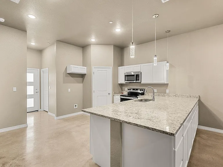 408 W Avenue C — Photo 6