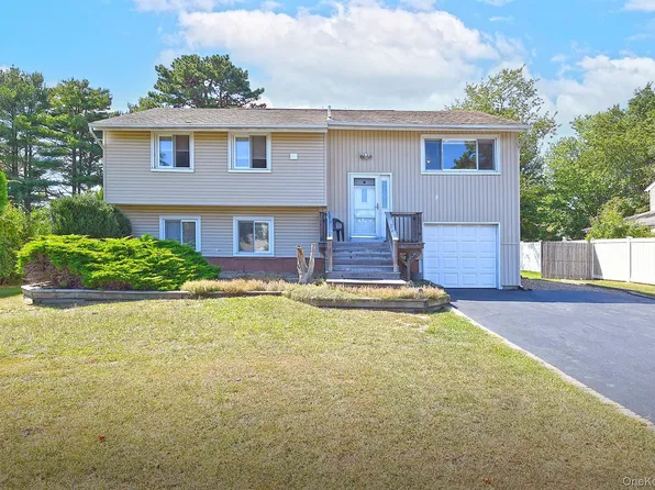 8 Nantucket Drive, Medford, NY 11763