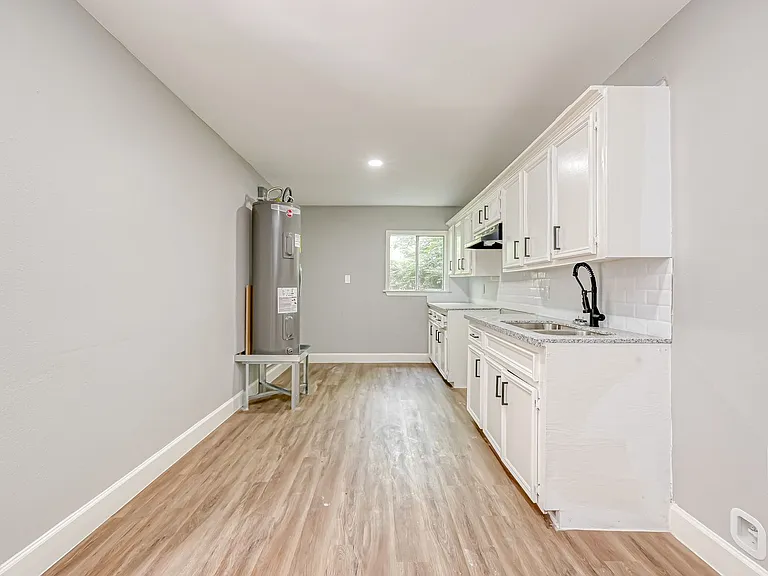 6715 Victoria St — Photo 13