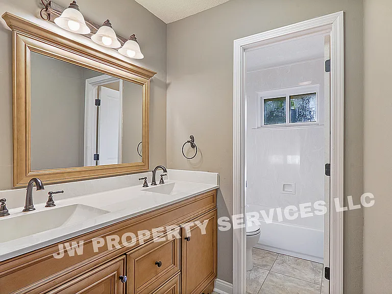 1915 S Jahncke Ave — Photo 9