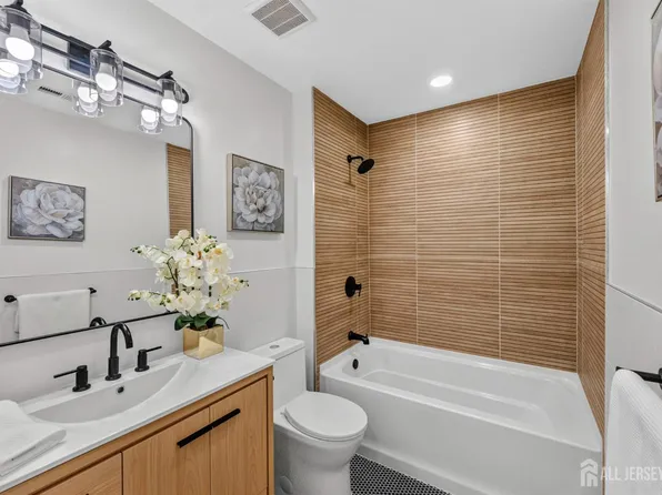 9011 Tamarron Dr, Plainsboro, NJ 08536
