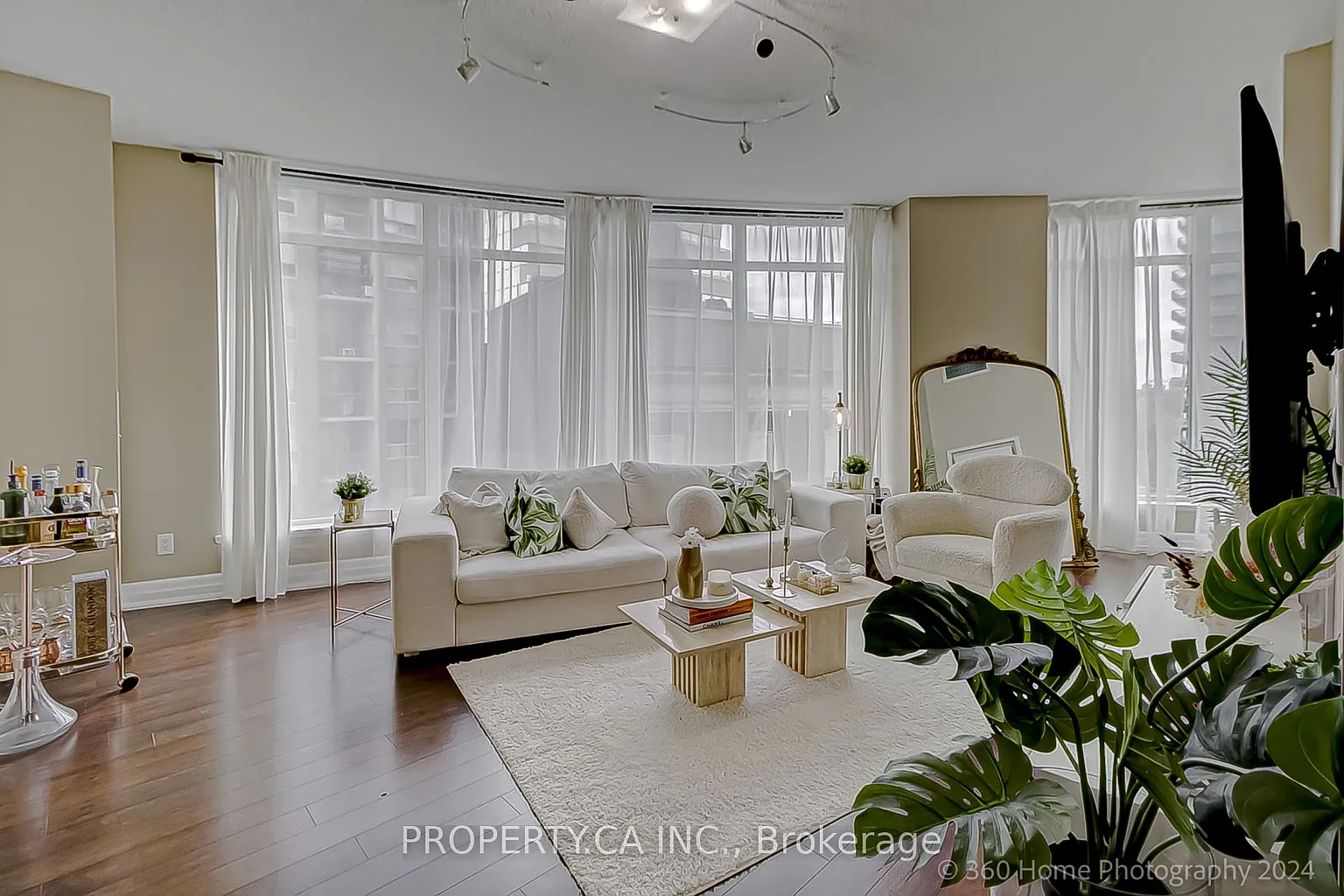 8 Scollard St #702 photo 1