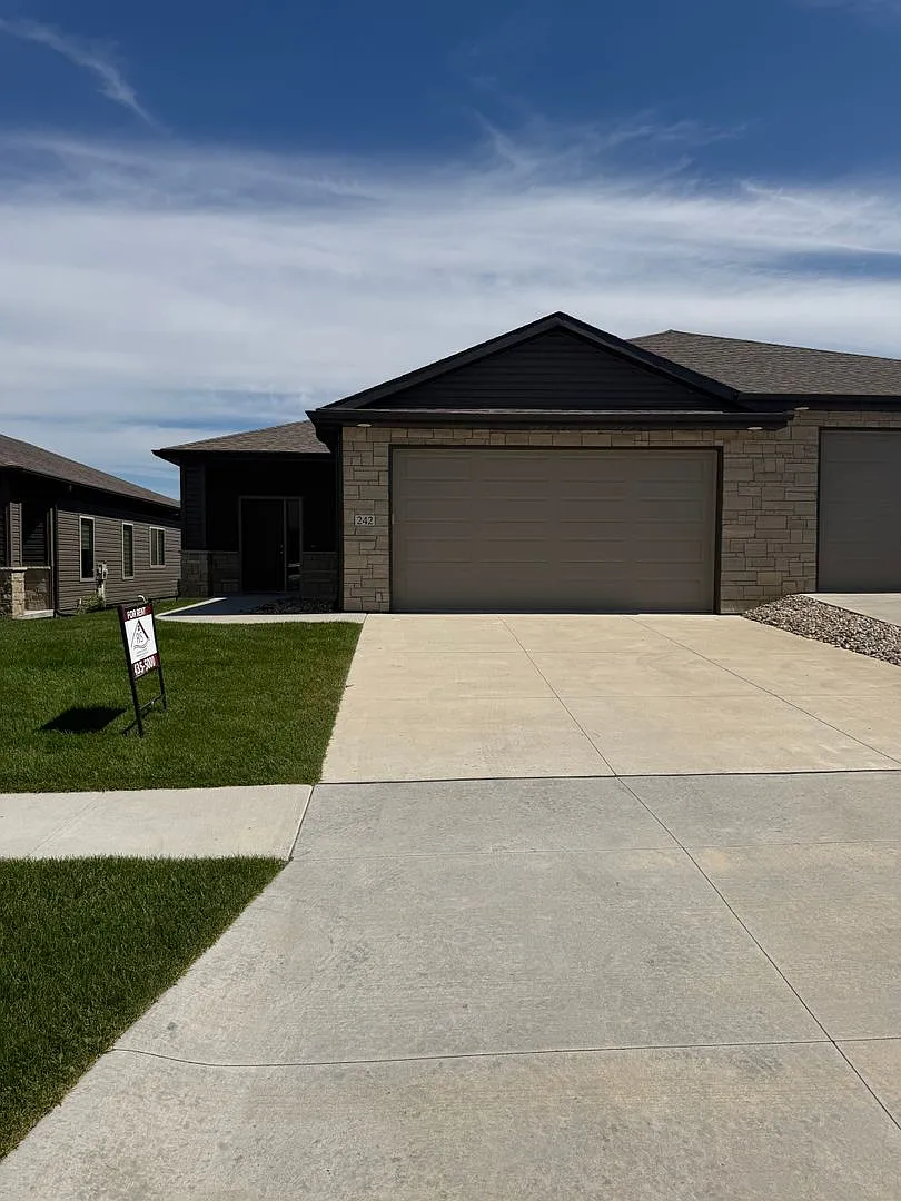 242 Half Moon Dr — Photo 1