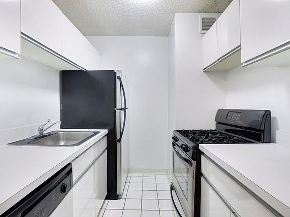 3rd image of 404 E 79th St APT 25F