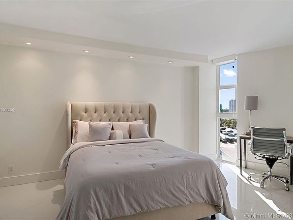 5th image of 100 Bayview Dr APT 701