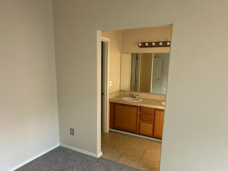 7502 NE Catherine Ct — Photo 8