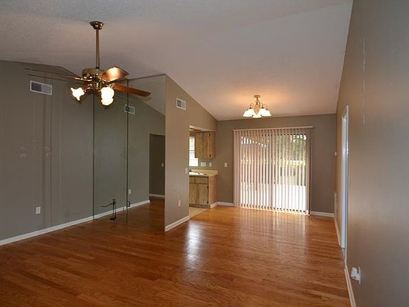 3rd image of 5820 Deer Hollow Ln E