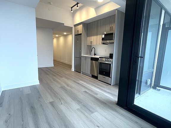 3rd image of 758 Dovercourt Rd #608