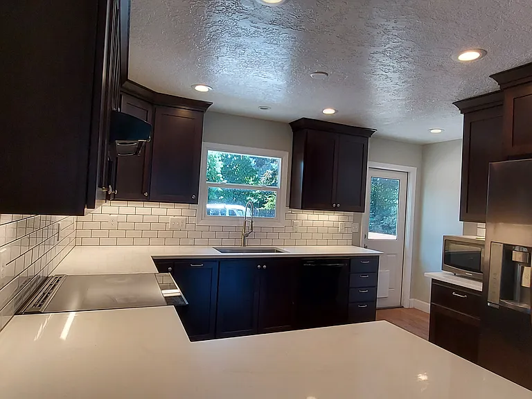 231 NE 10th Ave — Photo 8