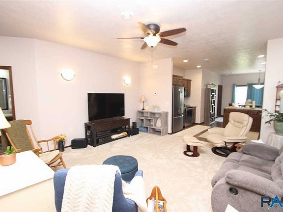 3rd image of 814 E El Dorado Ct