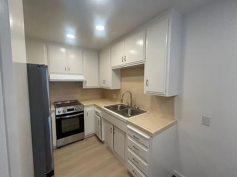 346 N Louise St #12 — Photo 3