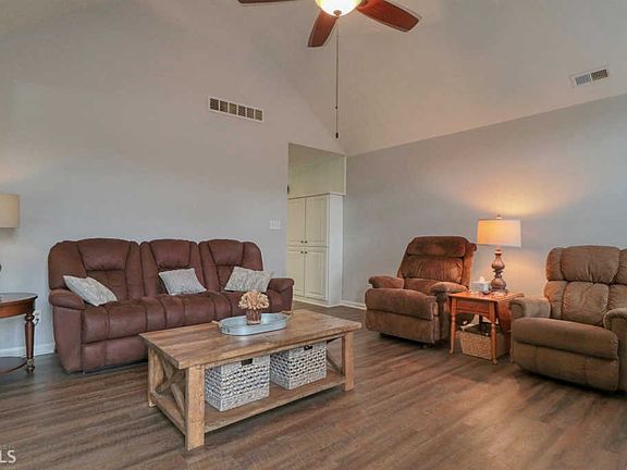 5th image of 30 Pecan Lake Ct