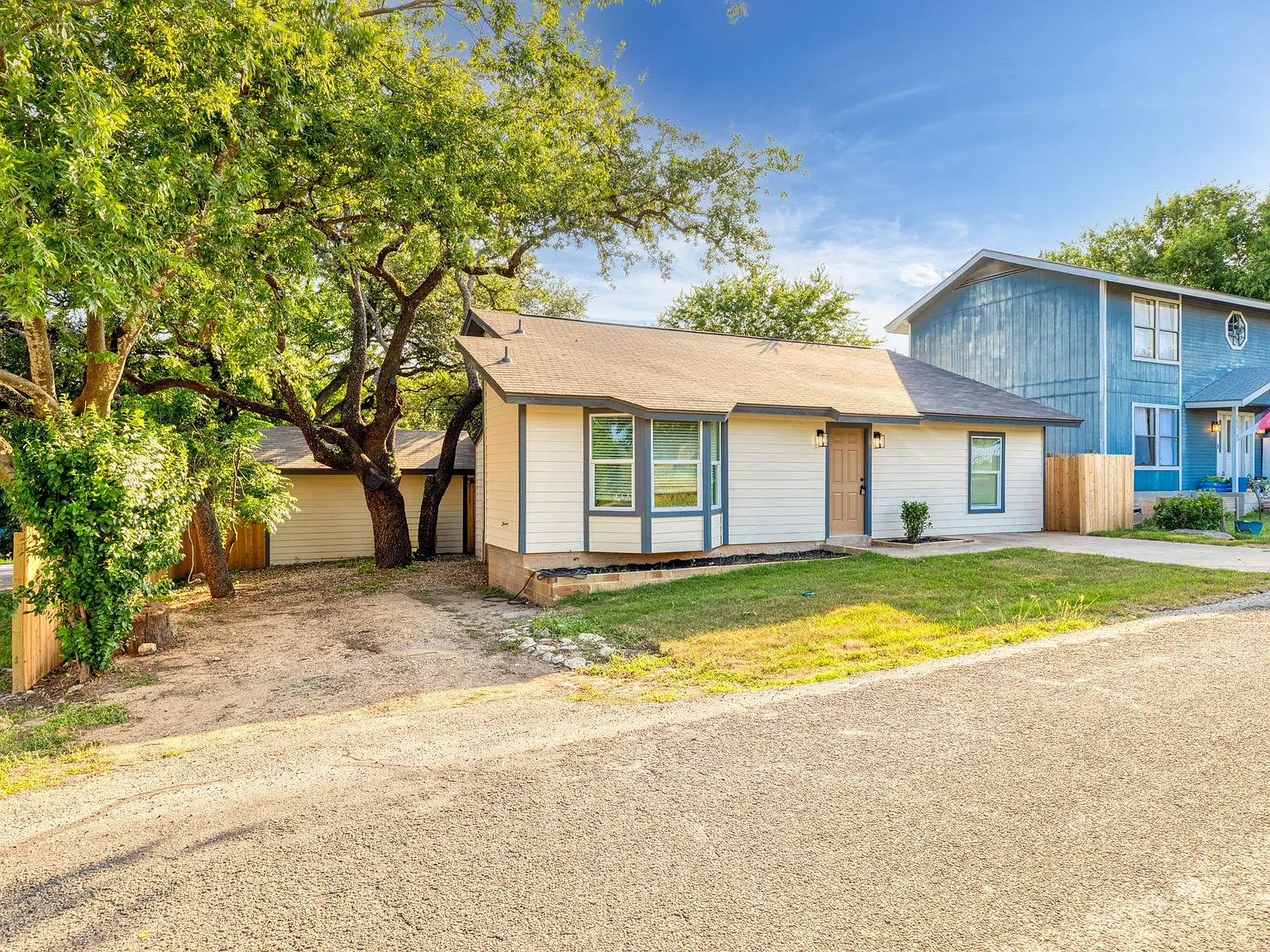 3 bed, 2.0 bath, 1100 sqft, $1,950 — Photo 3
