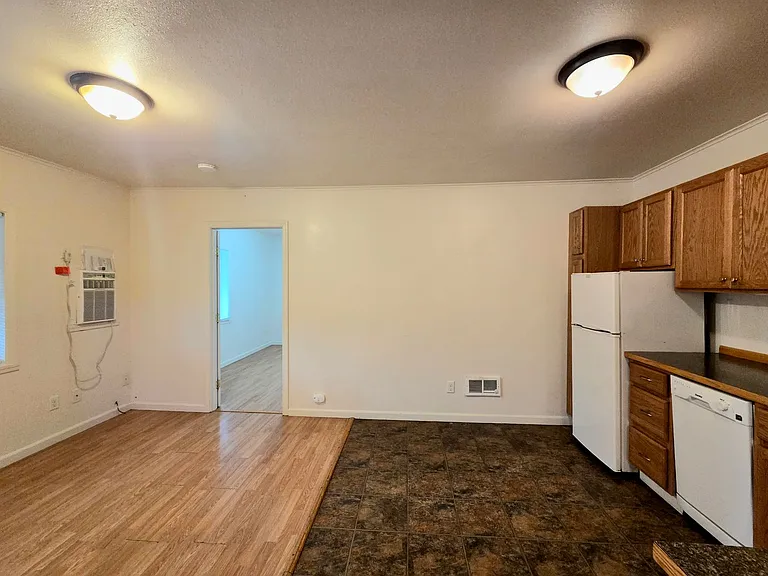 703 Pioneer Ave — Photo 9