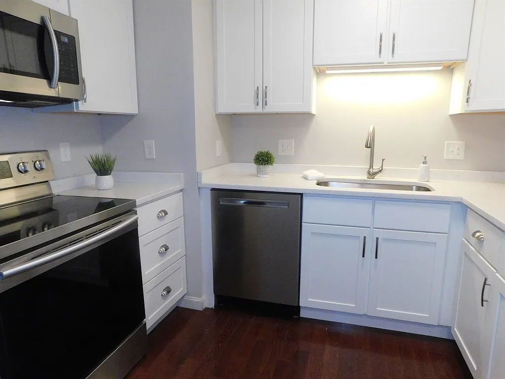2 bed, 1.0 bath, 748 sqft, $2,400 — Photo 1