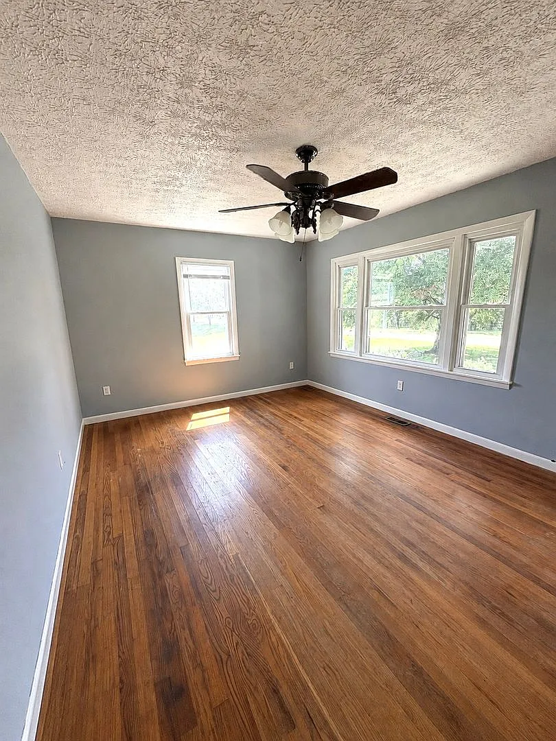 Peaceful Country Living in Horse Cave! — Photo 2