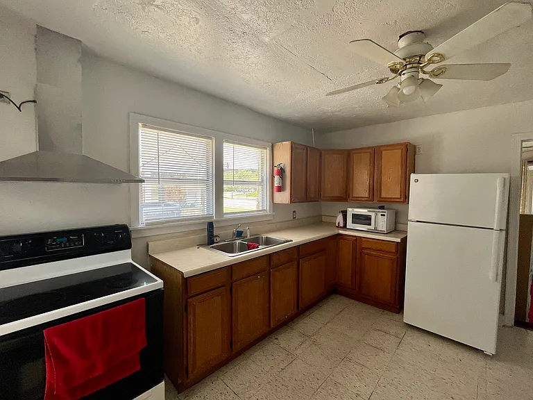 222 E Lindsey St — Photo 4
