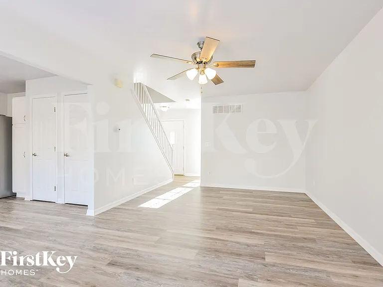 209 Royallsprings Pkwy — Photo 4
