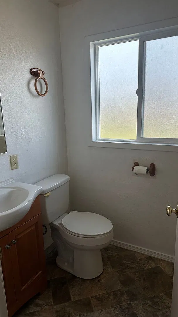 2 Bedroom 1 Bath House in Green — Photo 4